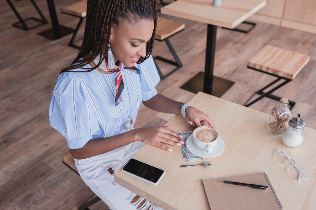 donna afro-americana che beve caffè nel caffè
 - Foto, immagini