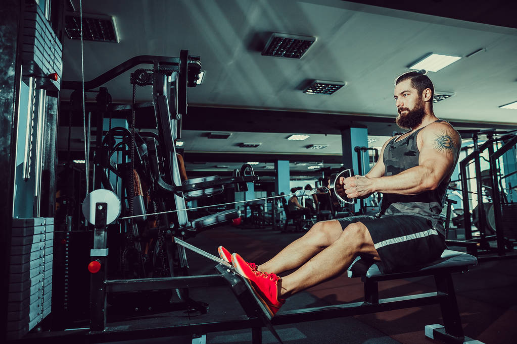 Sterke Bodybuilder doen zwaar gewicht oefening voor rug op Machine - Foto, afbeelding