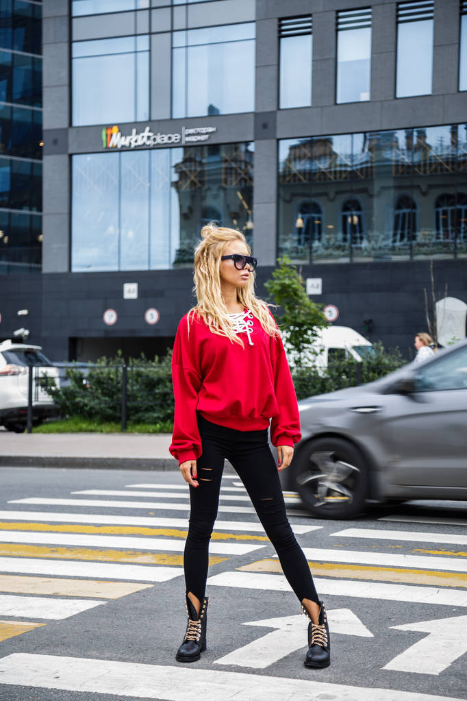 Modelo en gafas de sol con estilo y una blusa roja
 - Foto, Imagen