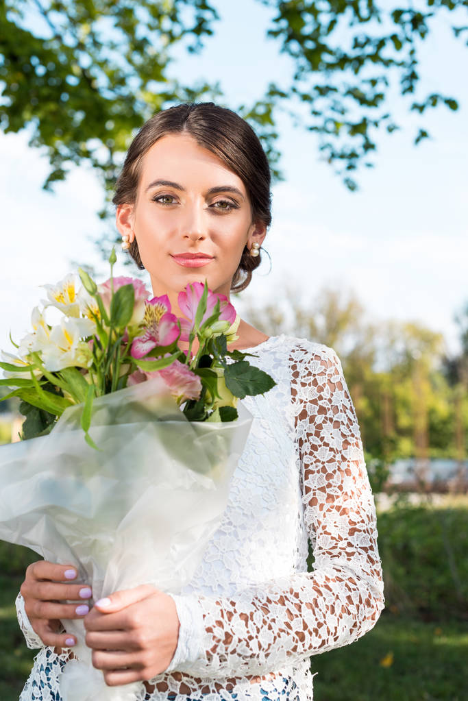 Belle femme avec bouquet de fleurs - Photo, image