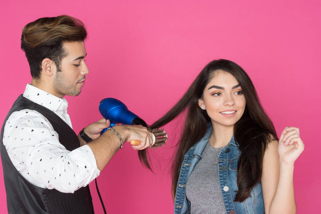 Стилист волос с клиентом в салоне
 - Фото, изображение
