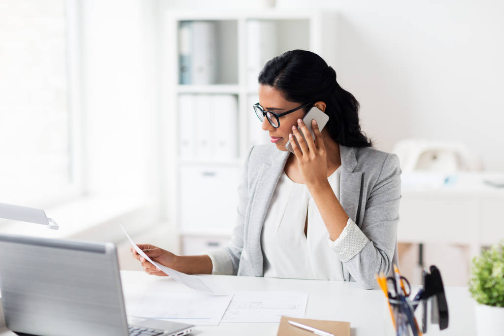 mujer de negocios llamando en el teléfono inteligente en la oficina - Foto, Imagen