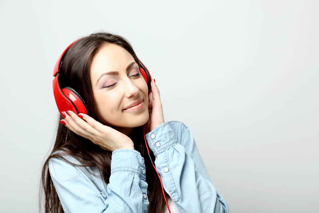 Nuori kaunis nainen kuuntelee musiikkia kuulokkeet
 - Valokuva, kuva