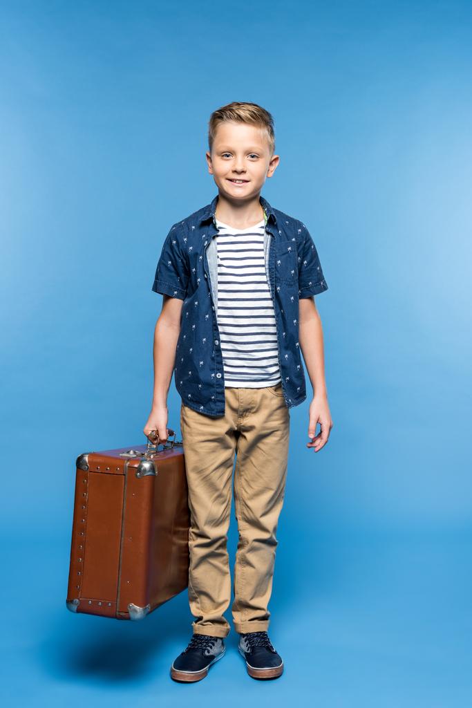 jongen met koffer - Foto, afbeelding