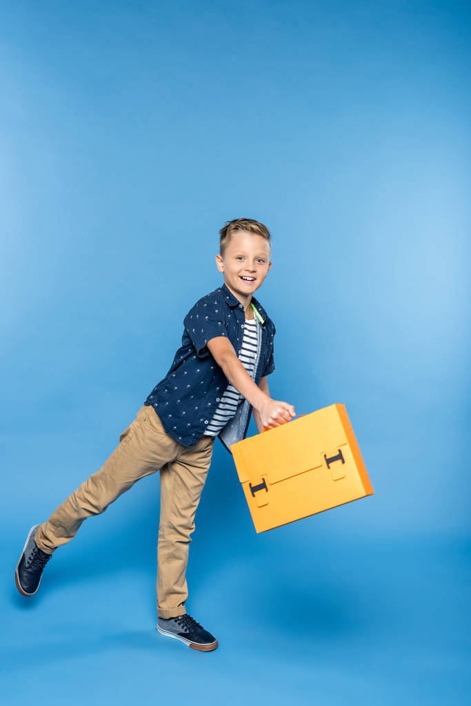niño con maletín de papel
 - Foto, imagen
