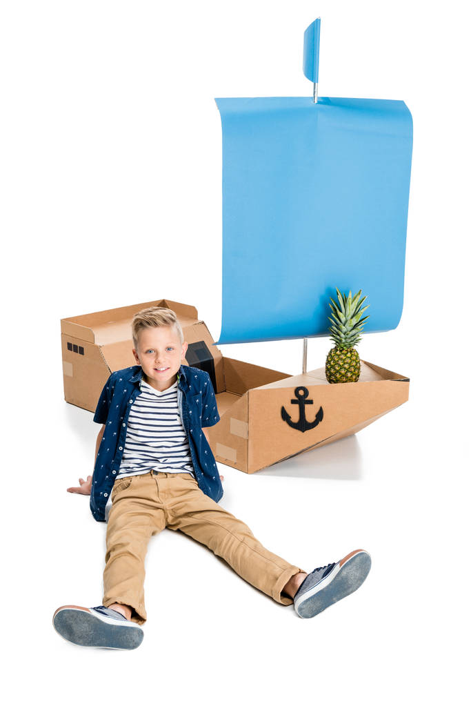 menino brincando com barco
 - Foto, Imagem