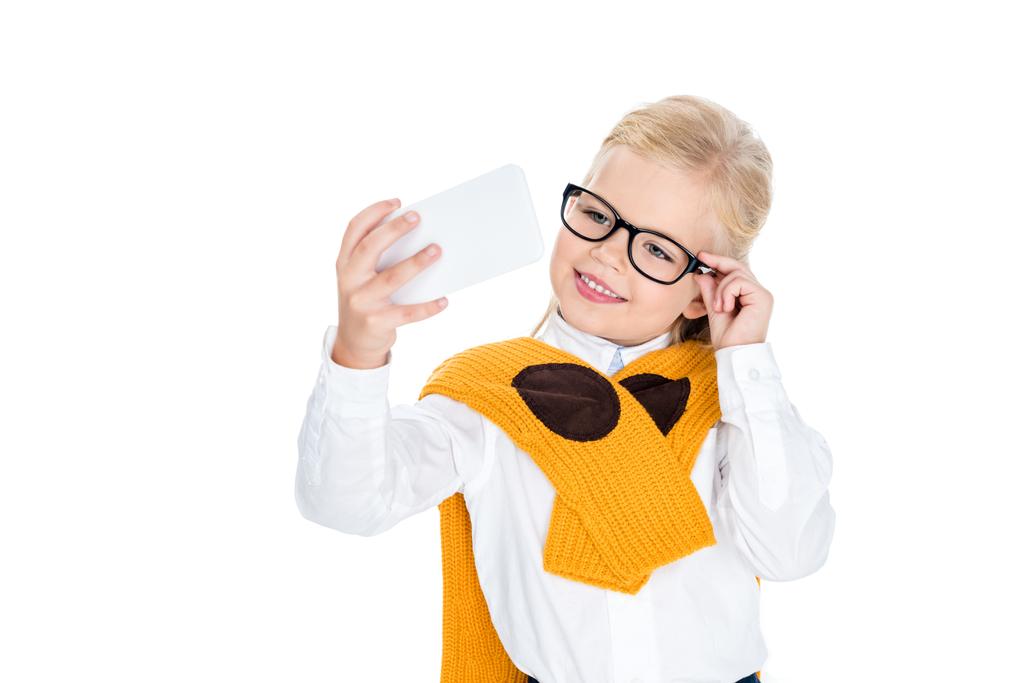 niño tomando selfie con smartphone
 - Foto, Imagen
