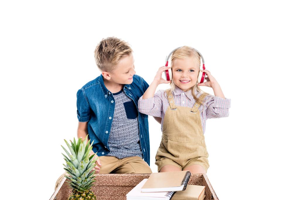 Kinder mit Kopfhörer, Koffer und Ananas - Foto, Bild