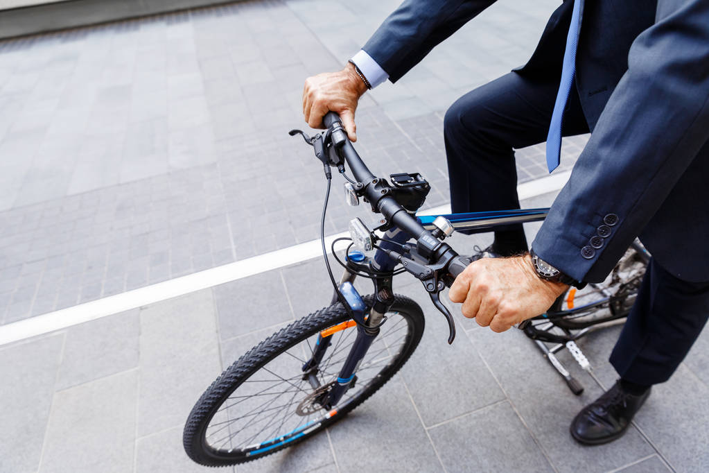 Succesvolle zakenman fietsten - Foto, afbeelding