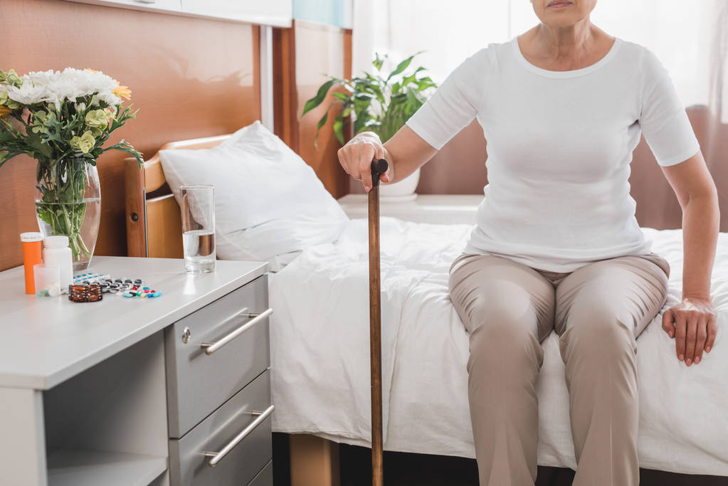 donna anziana con bastone in ospedale
 - Foto, immagini