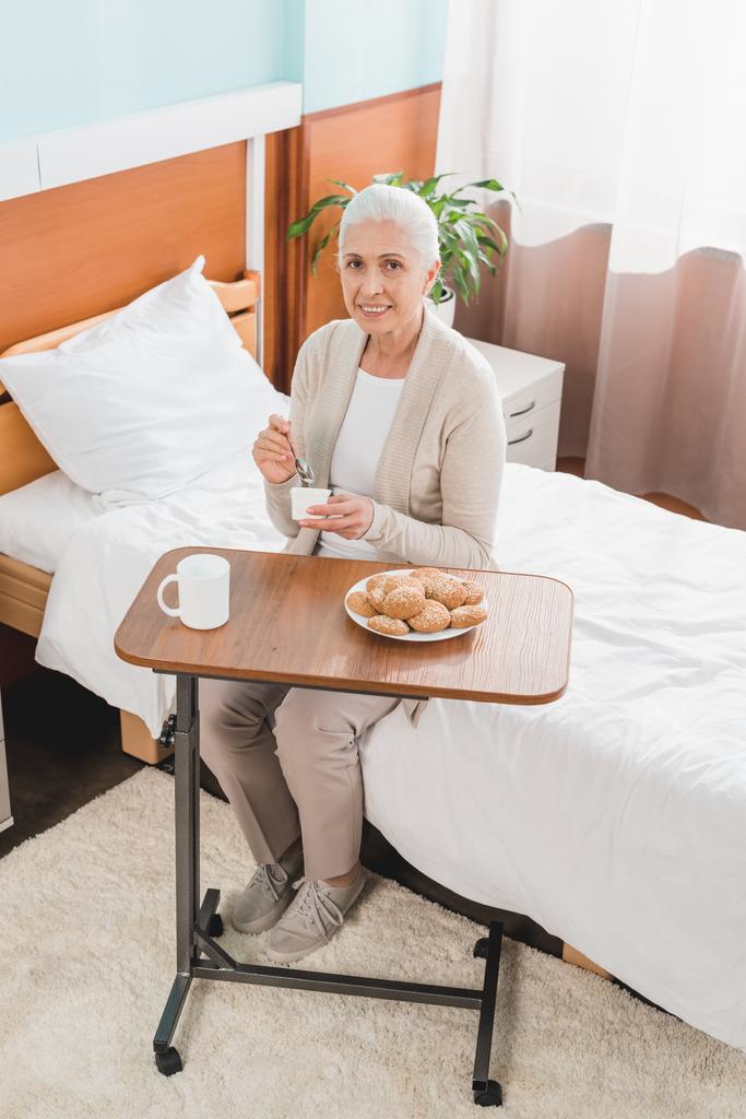 Senior vrouw eten in ziekenhuis - Foto, afbeelding