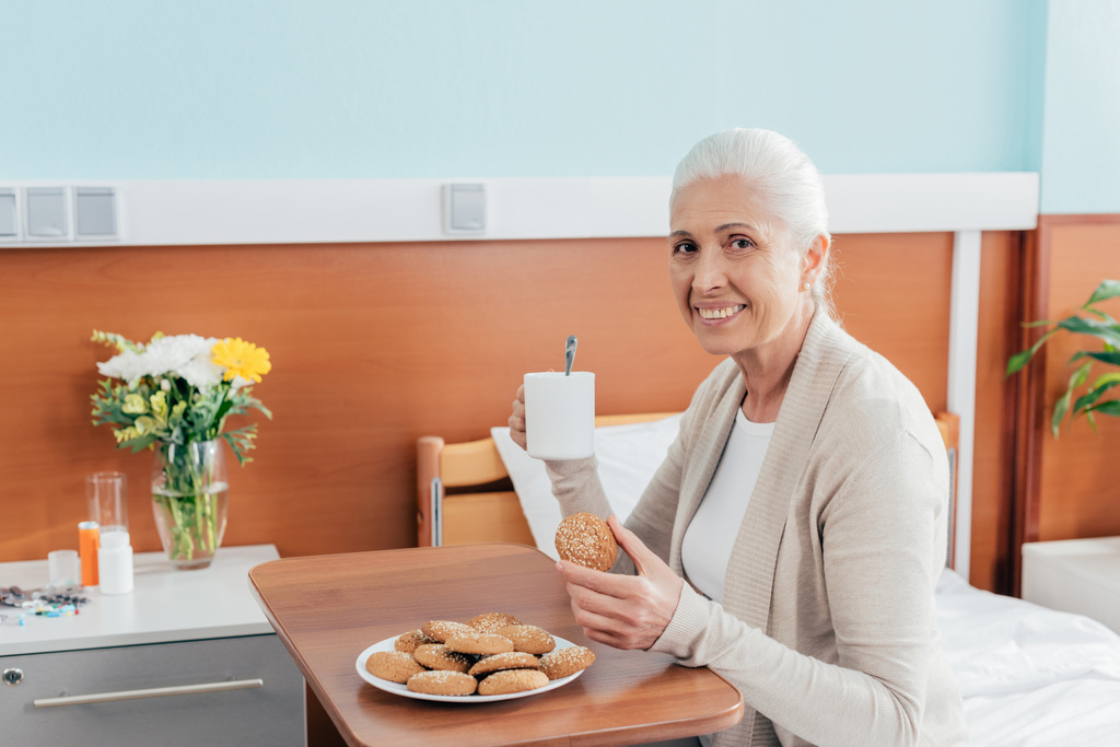 Senior vrouw eten in ziekenhuis  - Foto, afbeelding
