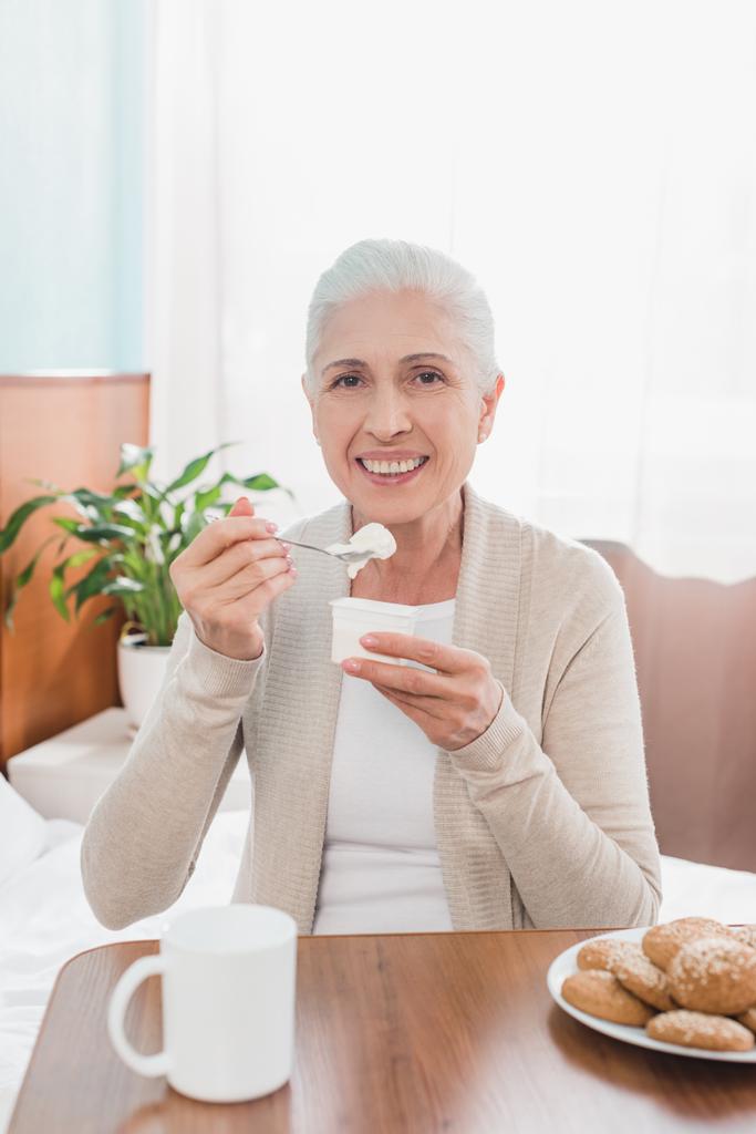 Mujer mayor comiendo yogur
  - Foto, imagen