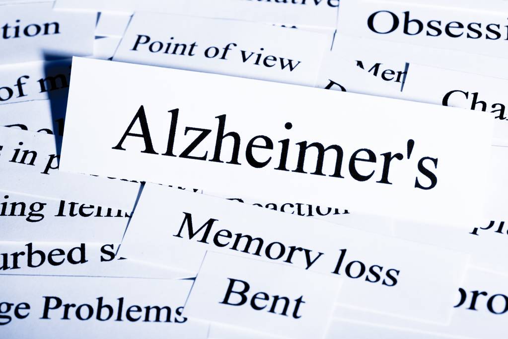  単語アルツハイマー病のクローズ アップと紙の破片  - 写真・画像