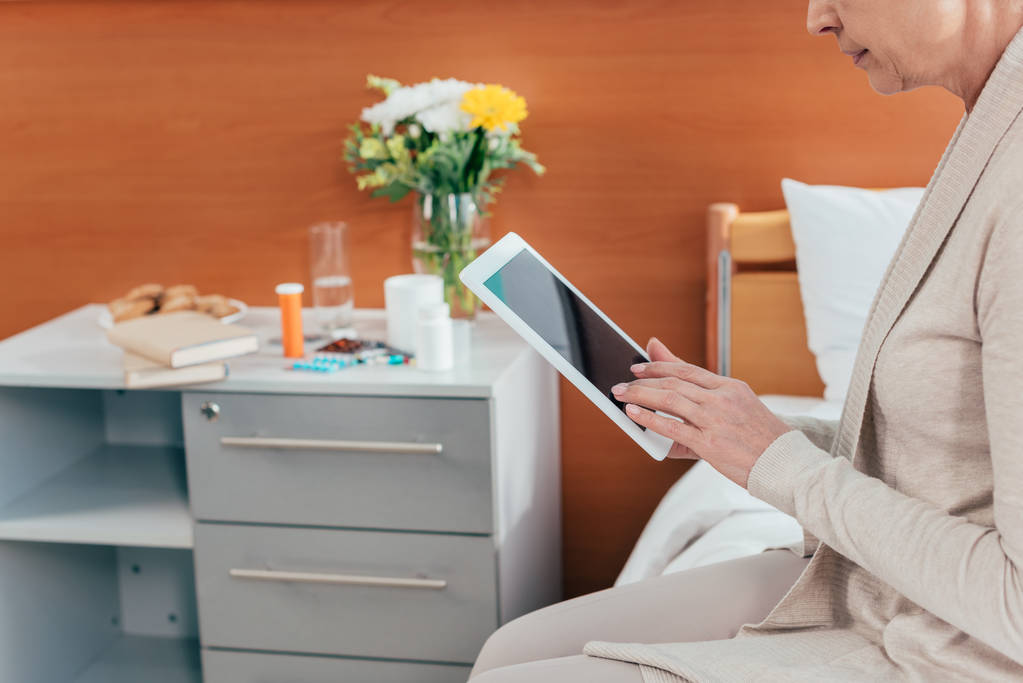 idősebb nő, digitális tabletta a kórházban - Fotó, kép