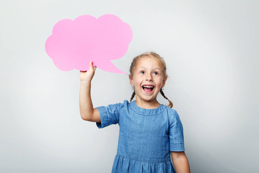 Портрет маленькой девочки с речевым пузырем на сером фоне
 - Фото, изображение