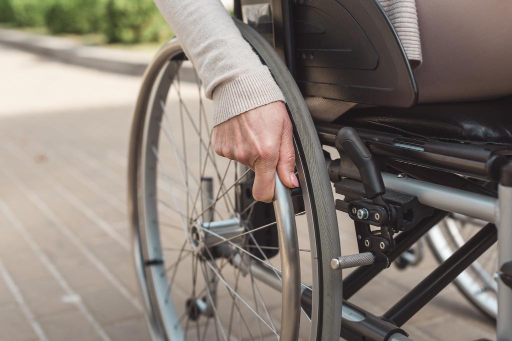 Vanhempi nainen pyörätuolissa
 - Valokuva, kuva