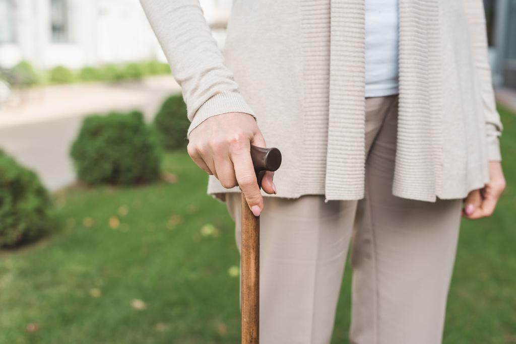 Mujer mayor con bastón
 - Foto, imagen