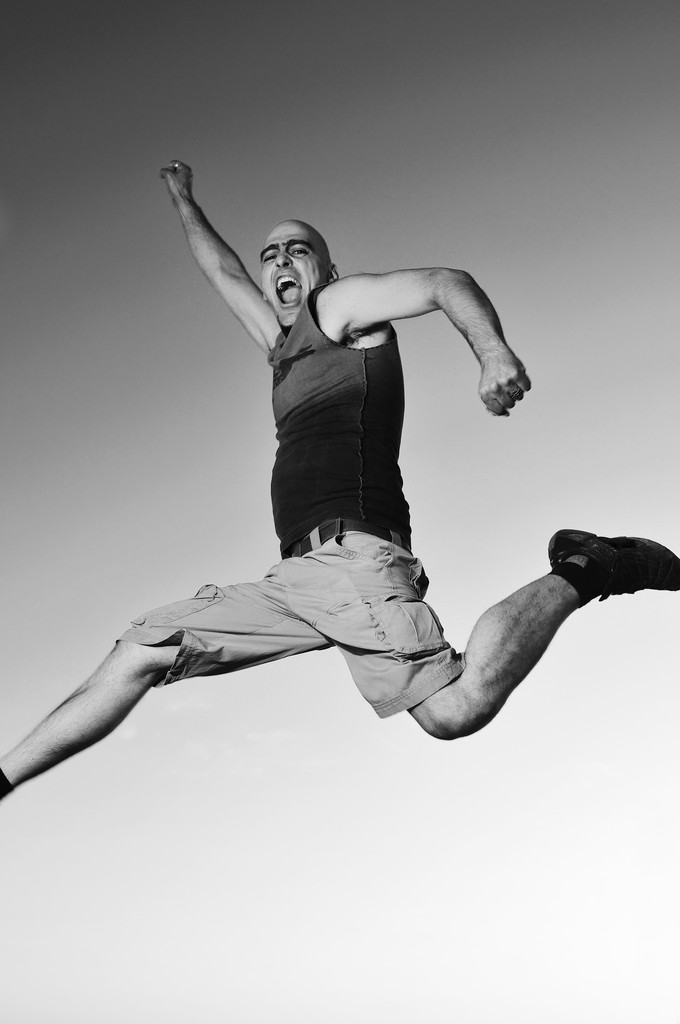 mies hypätä ulkona auringonlasku - Valokuva, kuva