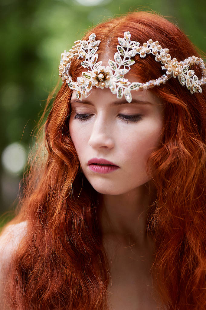 Gyönyörű vörös hajú lány a menyasszony, egy hosszú csipke ruha hosszú göndör haj. A természetes szépség. - Fotó, kép