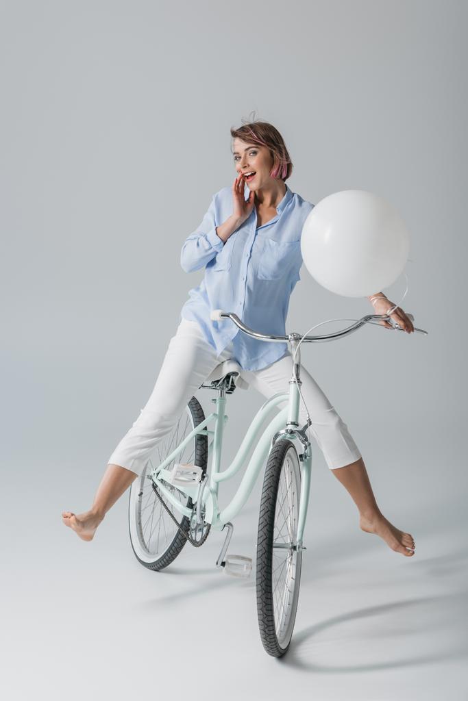 chica feliz en bicicleta con globo
 - Foto, Imagen