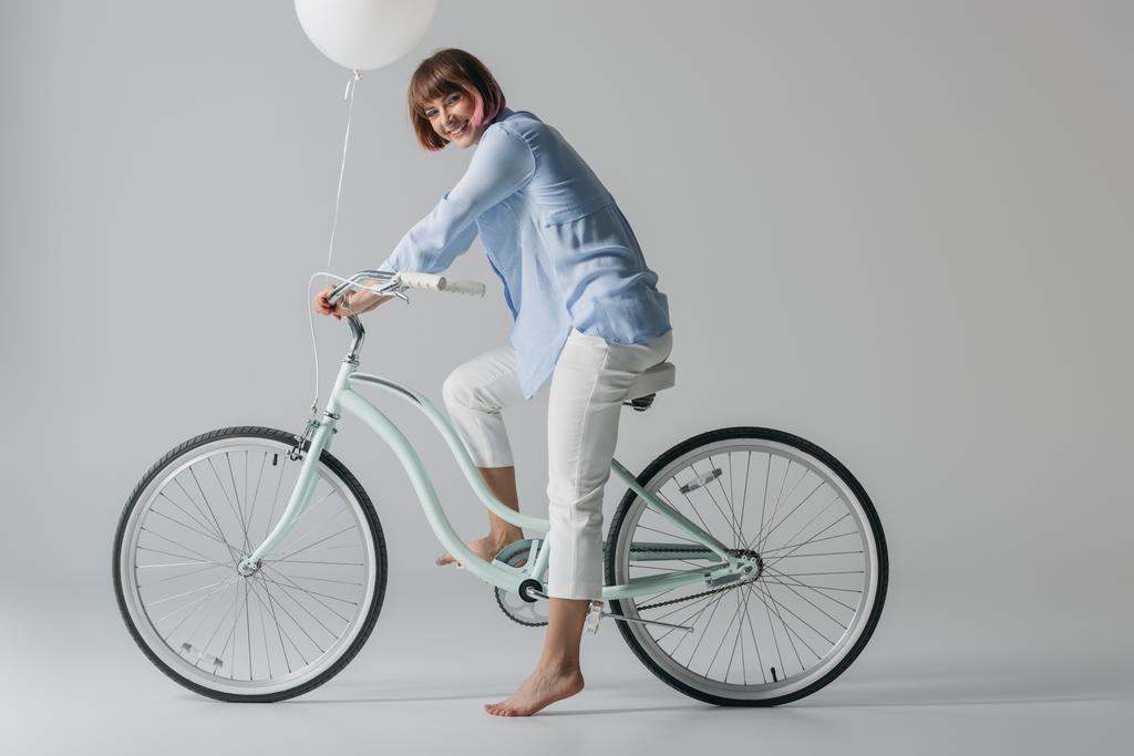 バルーンの付いた自転車に女の子  - 写真・画像