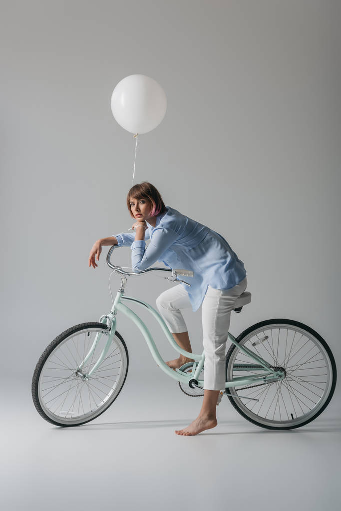 ragazza in bicicletta con palloncino
  - Foto, immagini