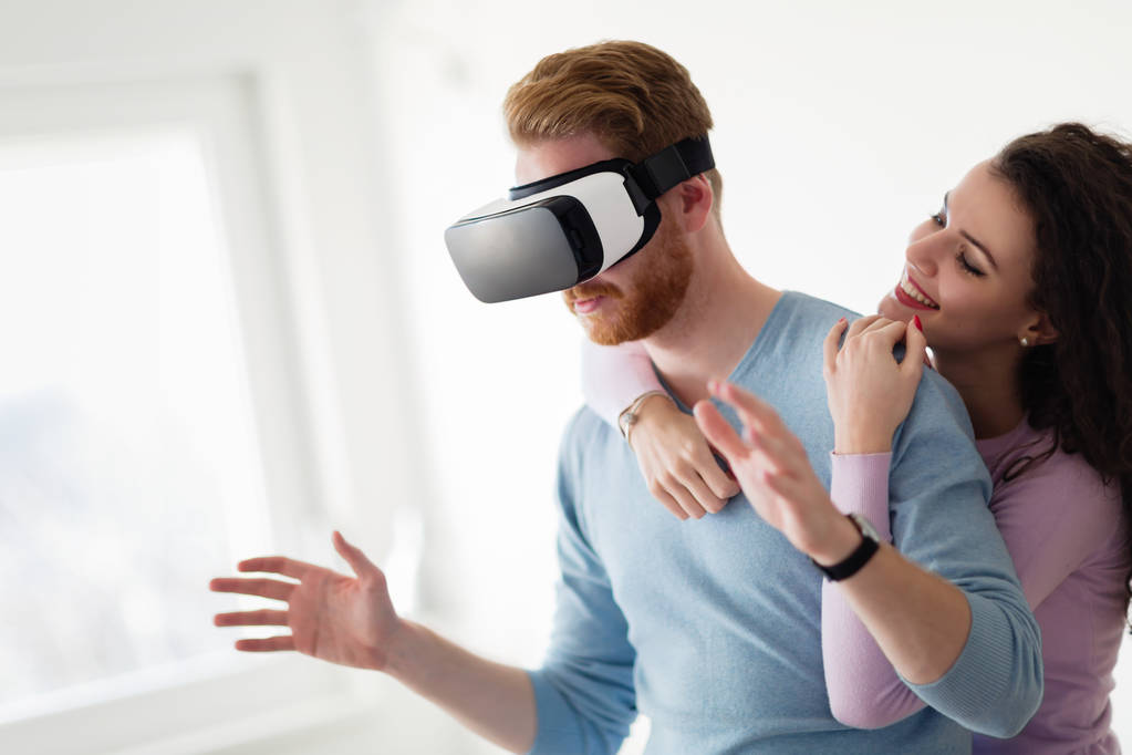 pareja tratando de auriculares de realidad virtual
 - Foto, imagen