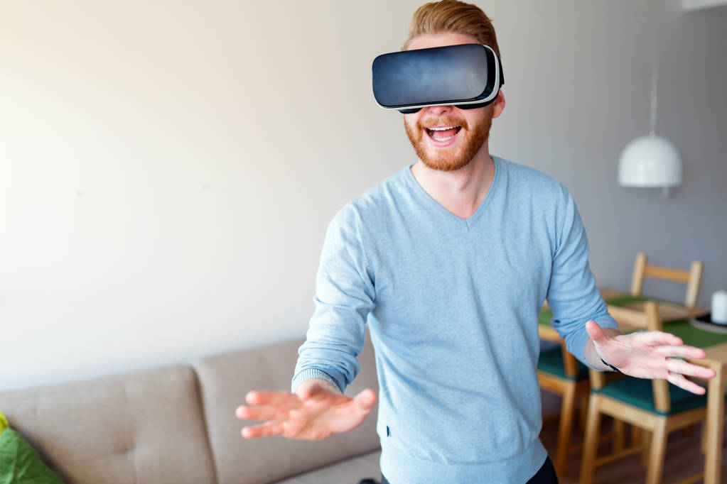 Muž se sluchátky virtuální reality - Fotografie, Obrázek