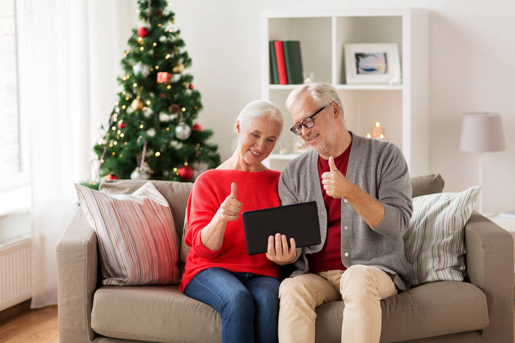 feliz pareja de ancianos con la tableta de PC en Navidad
 - Foto, Imagen