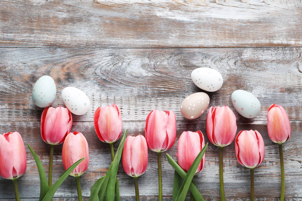 Tulipanes rosados con huevos
 - Foto, imagen