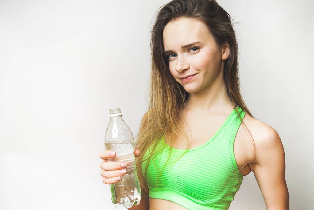 Şişe su ile mutlu sportif teen kadın içecekler - Fotoğraf, Görsel