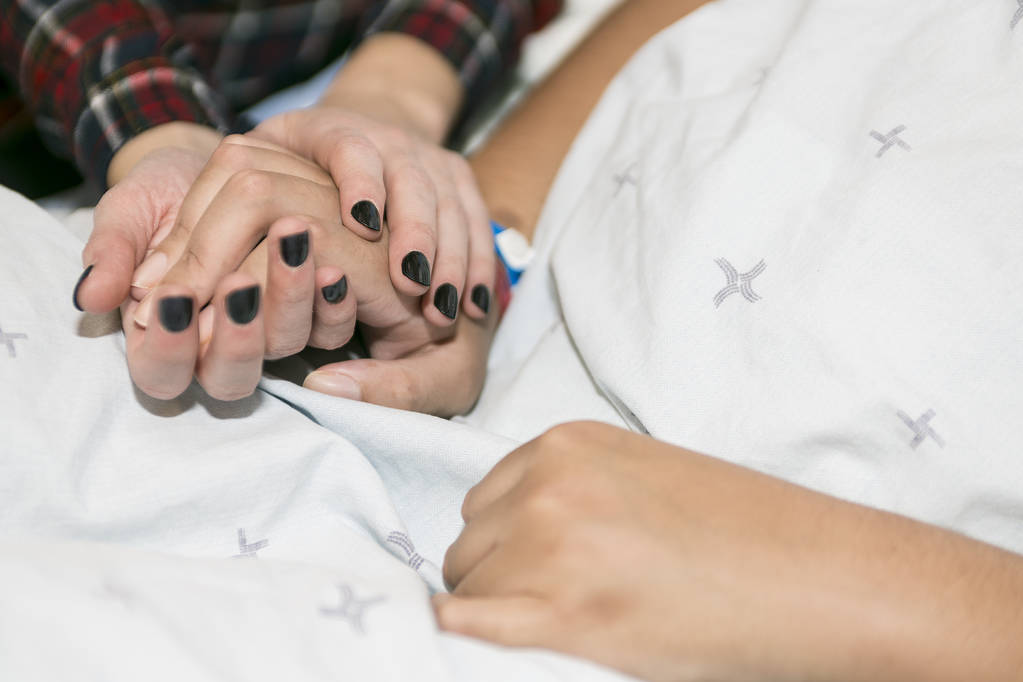 Хворий пацієнт лежить на ліжку в лікарні для медичного фону
 - Фото, зображення
