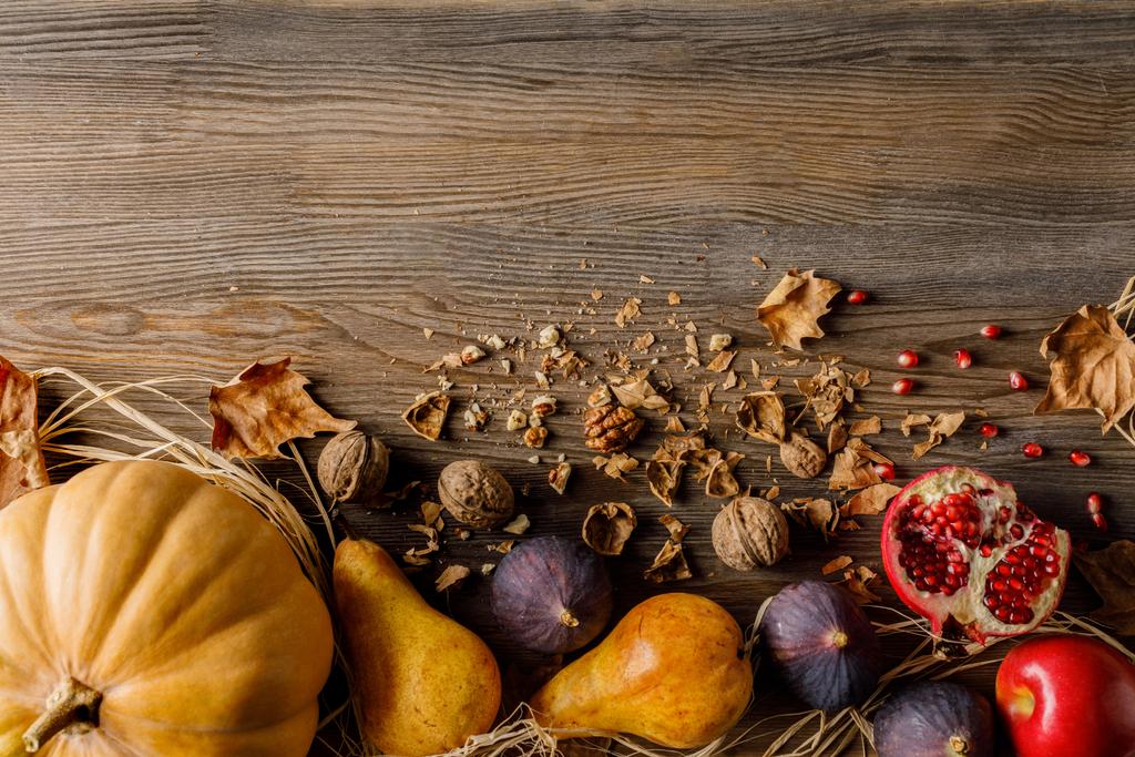 カボチャ、季節のフルーツとクルミ - 写真・画像