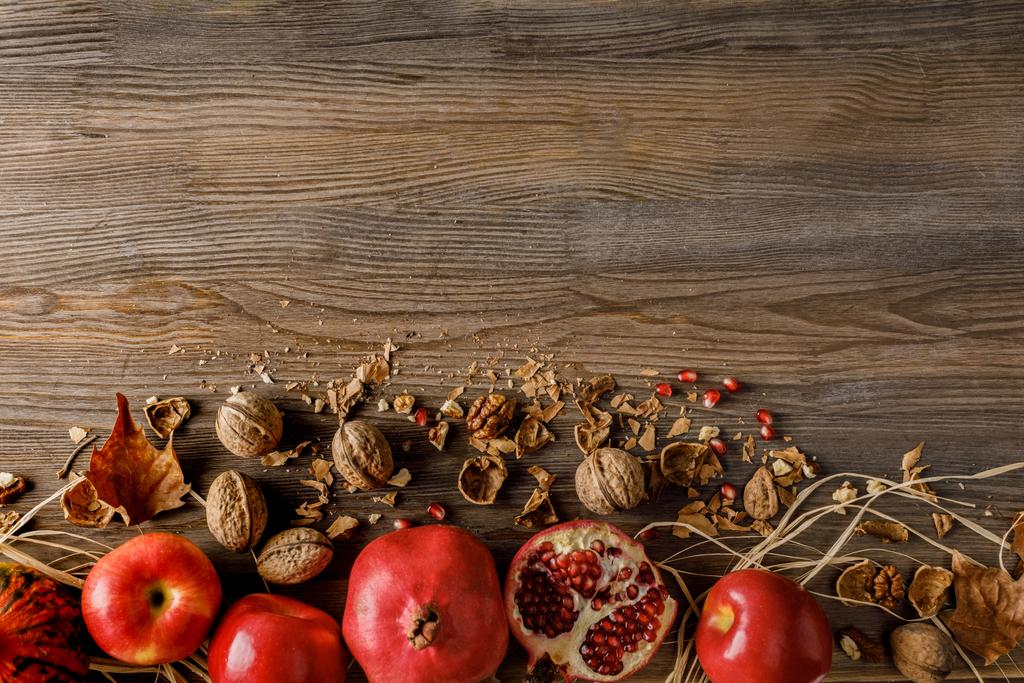 granaty, jabłka i orzechy włoskie - Zdjęcie, obraz