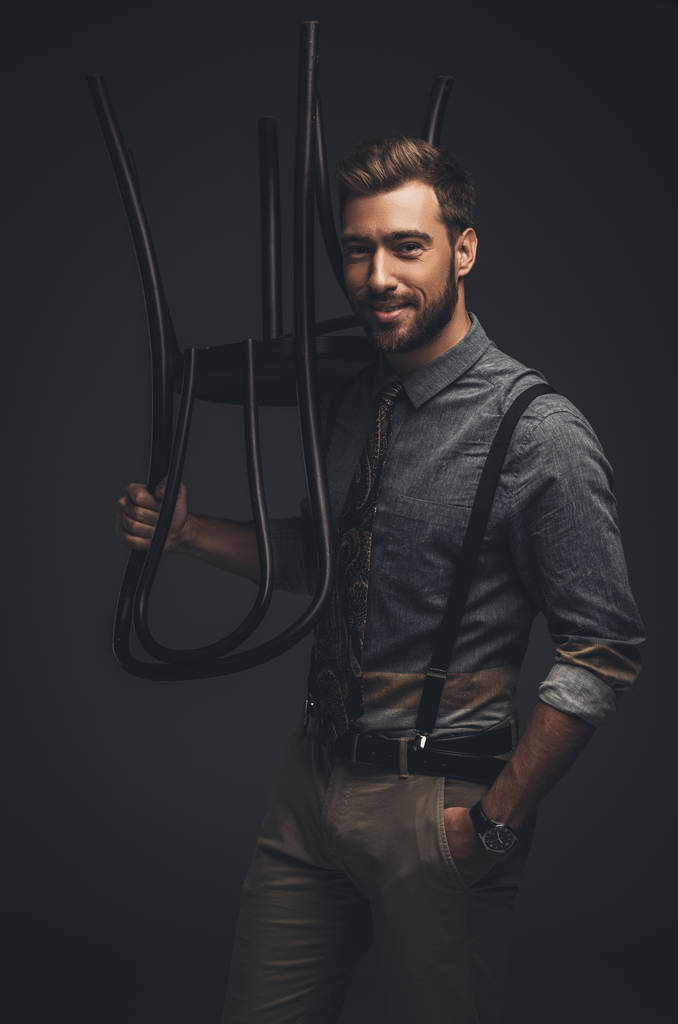 Mann posiert mit Holzstuhl - Foto, Bild