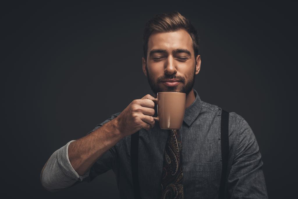 Красивий чоловік пахне кавою
 - Фото, зображення