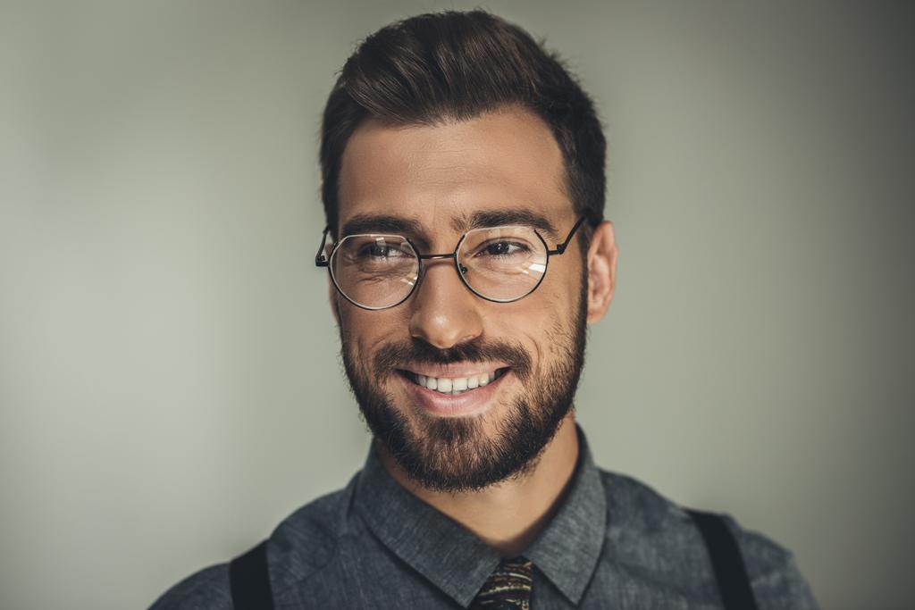 Lächelnder Mann mit Brille - Foto, Bild
