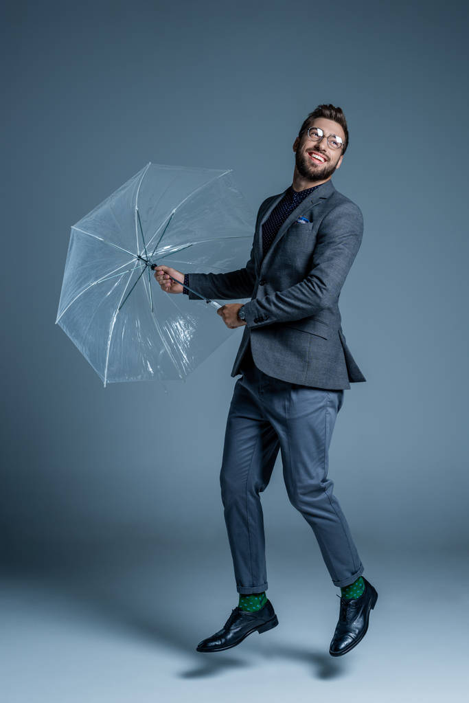 Homme en costume avec parapluie
 - Photo, image