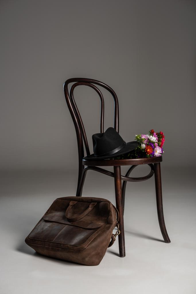 Дерев'яний стілець та шкіряний мішок
 - Фото, зображення