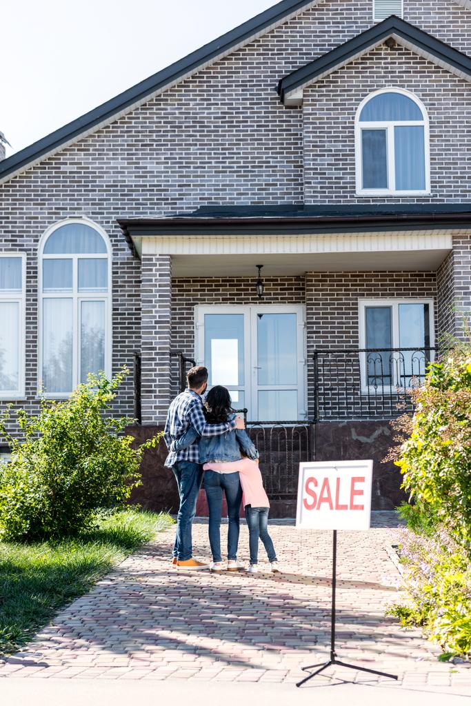 Семья смотрит на дом на продажу
 - Фото, изображение