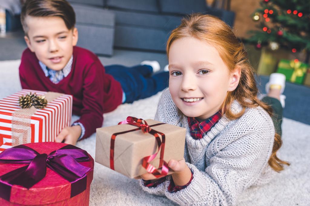 Adorables enfants avec des cadeaux de Noël
 - Photo, image