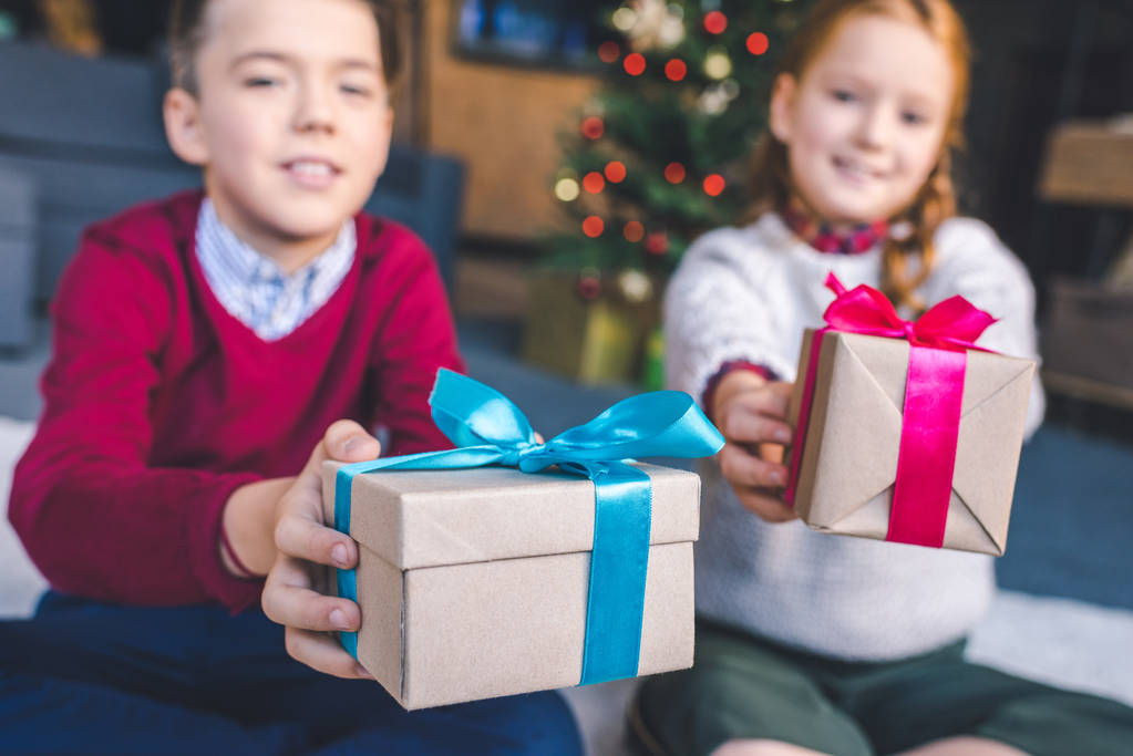 Kinder halten Geschenkboxen in der Hand - Foto, Bild