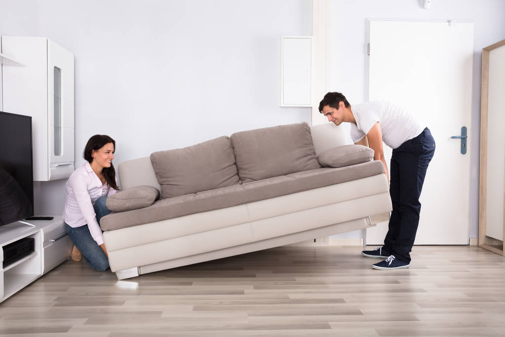 Paar zieht Möbel zu Hause um  - Foto, Bild
