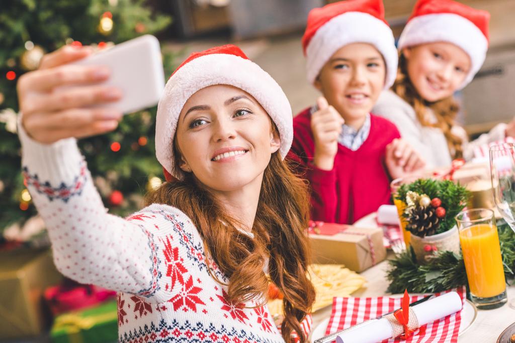 Noel'de çocuklarla anne alarak selfie - Fotoğraf, Görsel