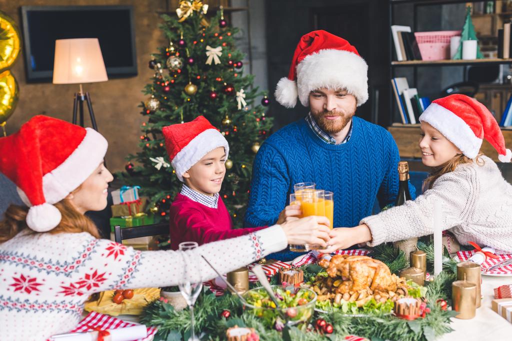perheen clinking lasit jouluaterialla
 - Valokuva, kuva