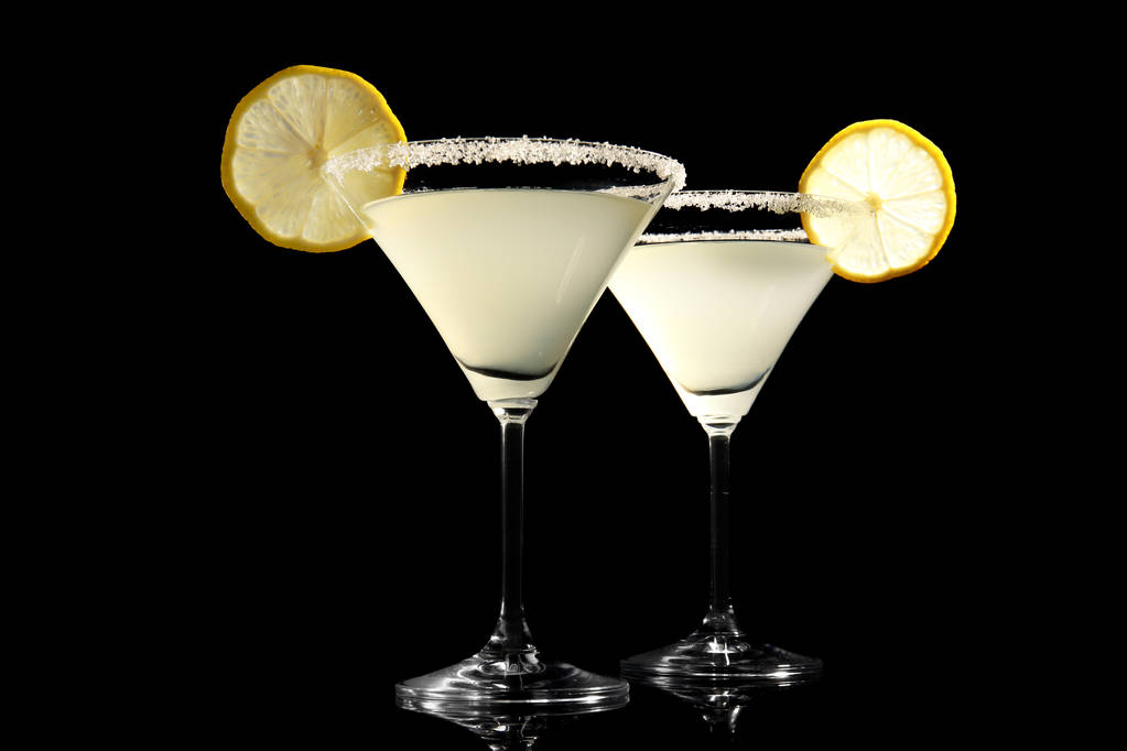 martini à la goutte de citron avec tranches de fruits
  - Photo, image