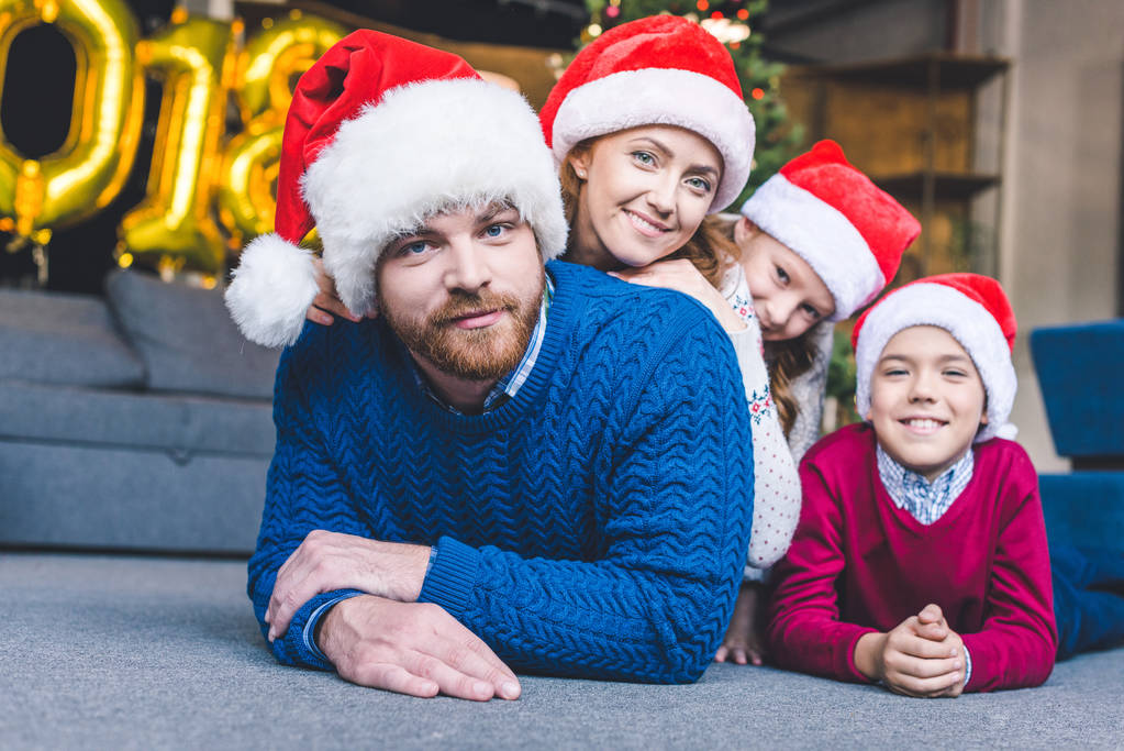 Familie mit Weihnachtsmann-Hüten - Foto, Bild