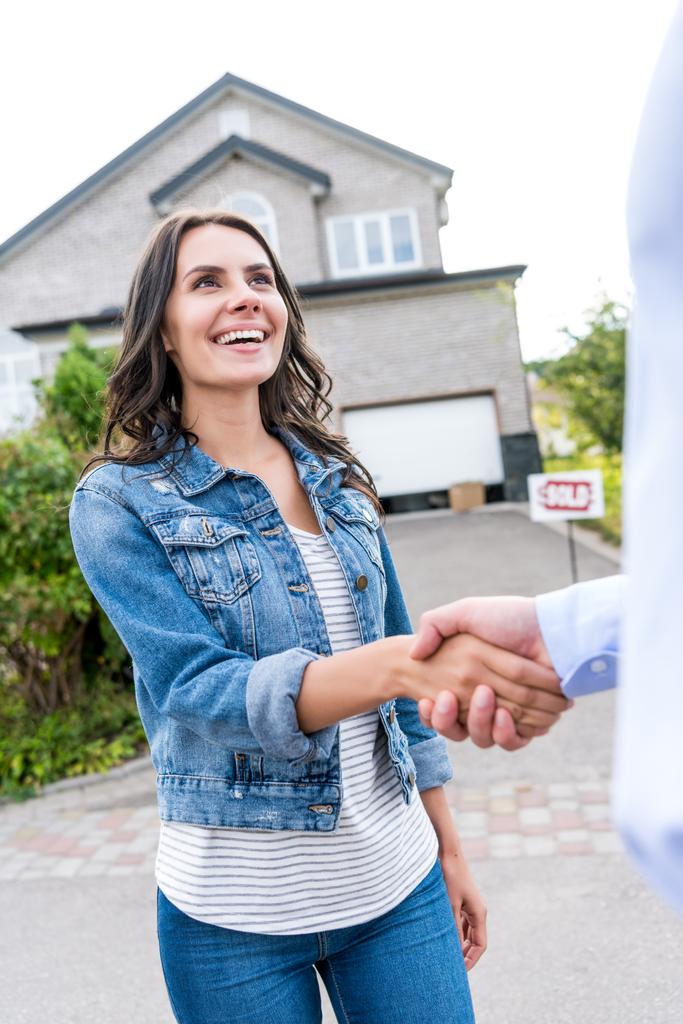 donna stringere la mano con agente immobiliare
 - Foto, immagini