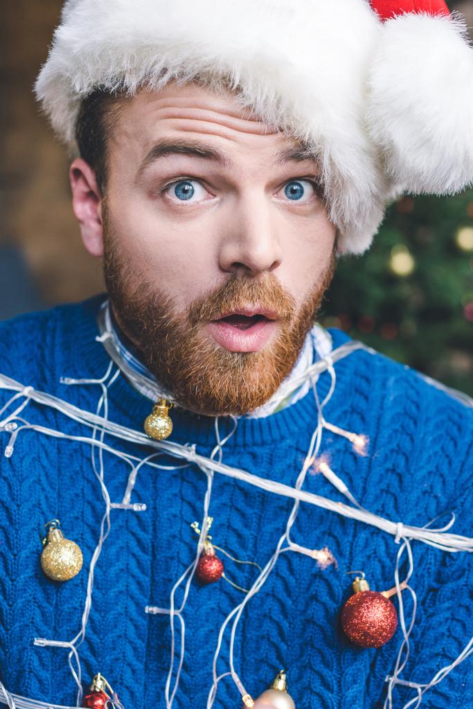 Noel çelenk ile bağlı adam - Fotoğraf, Görsel